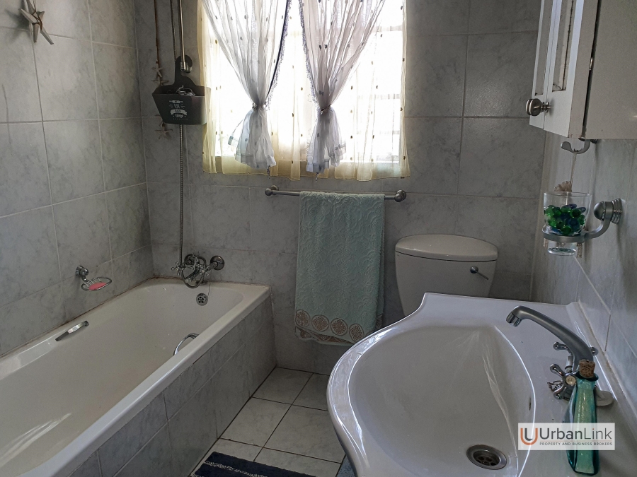 5 Bedroom Property for Sale in Mid Town North West